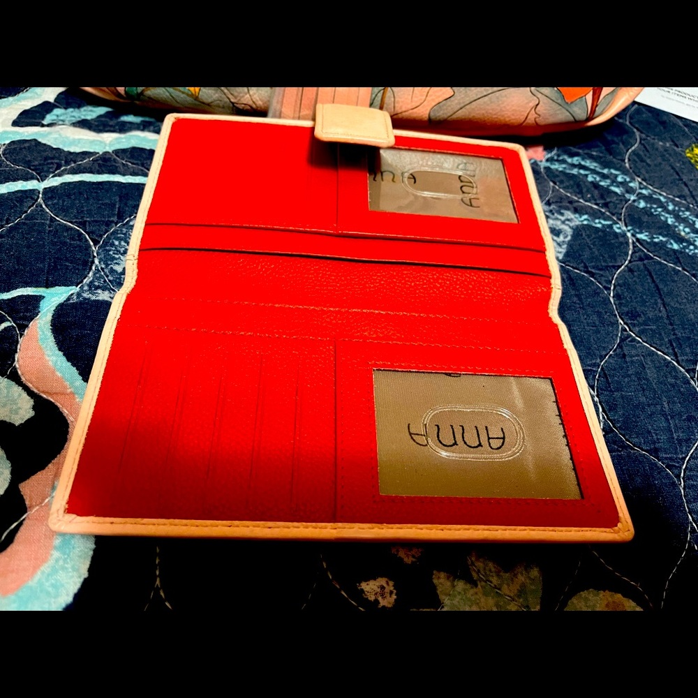 Beautiful wallet to match the purse. Slightly used.